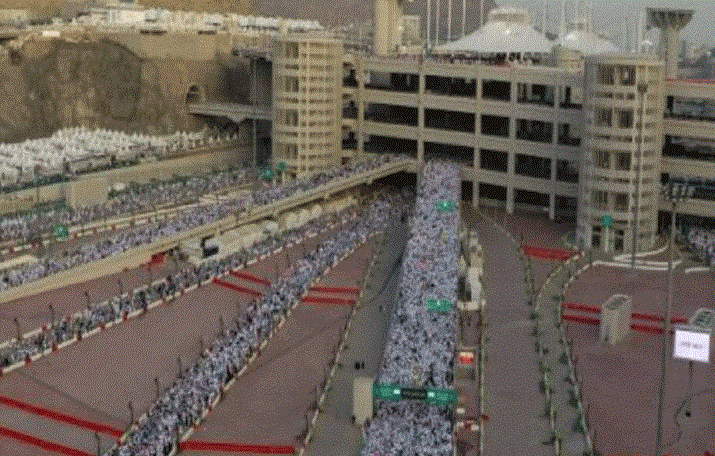 ضيوف الرحمن يبدؤون رمي جمرة العقبة الكبرى