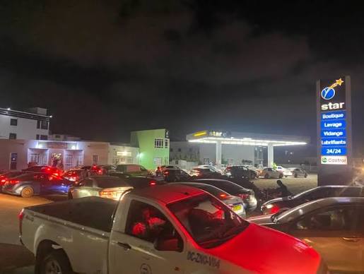 طوابير طويلة بحثا عن البنزين والوزارة تؤكد أن الوضعية في طور الحل