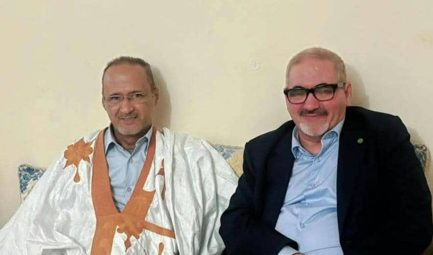 السفير الموريتاني في المغرب يزور نقيب الصحفيين الأسبق محمد سالم ولد الداه للاطمئنان على صحته