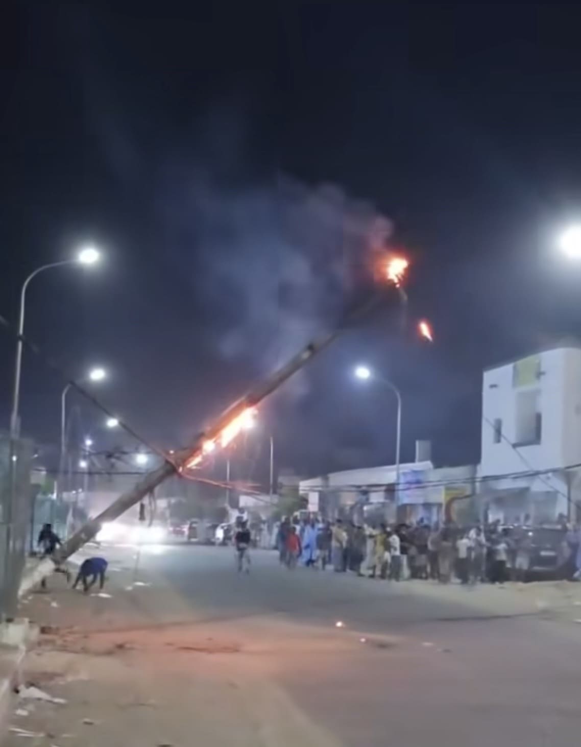 نواكشوط .. احتراق عمود كهرباء يغرق حياً في الظلام وينشر الهلع بين السكان